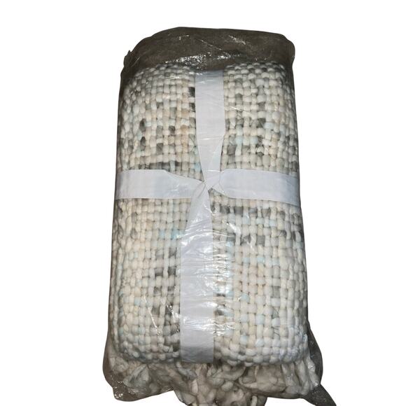 UGG Annora Emilia Fringed Snow Throw Blanket 50 X 70 NWT - Picture 3 of 4